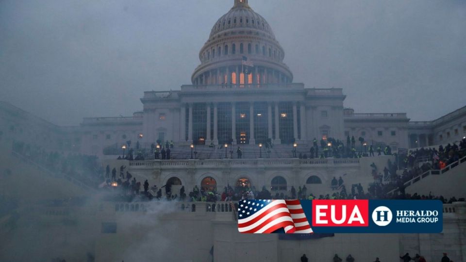 Simpatizantes de Donald Trump realizaron actos vandálicos dentro del Capitolio. Foto: Reuters