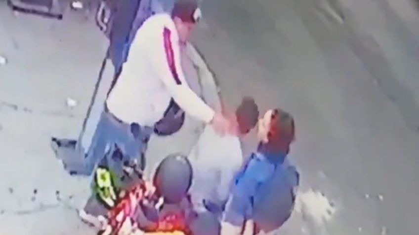 VIDEO: ¡Indignante! Asaltantes roba moto a joven y su novia a plena luz del día en Iztacalco