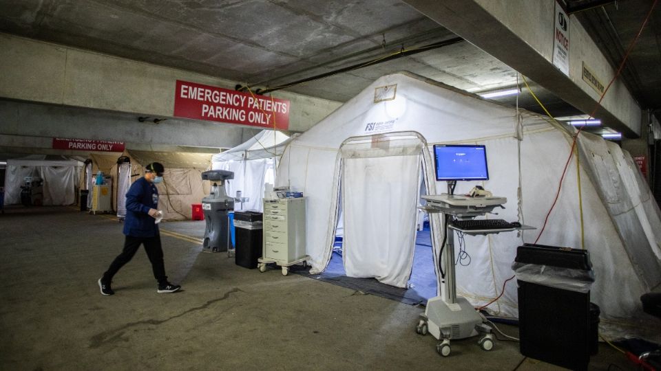 CALIFORNIA. Instalaron un puesto de atención en un estacionamiento. Foto: AFP