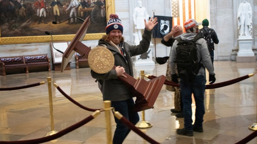 Subastan en internet lo robado durante toma del capitolio; esto cuesta el atril de Nancy Pelosi: FOTO