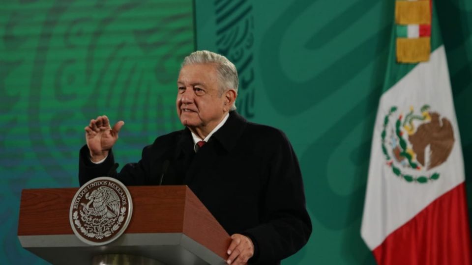 ESPARCIMIENTO. El presidente López Obrador compartió  y leyó un cartón sobre el Día de Reyes, al finalizar su conferencia matutina. Foto: Yadín Xolalpa