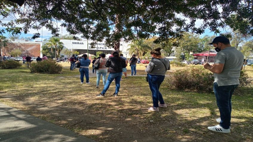 A pesar de COVID-19, largas filas en recaudadoras de Guadalajara para pagar impuestos