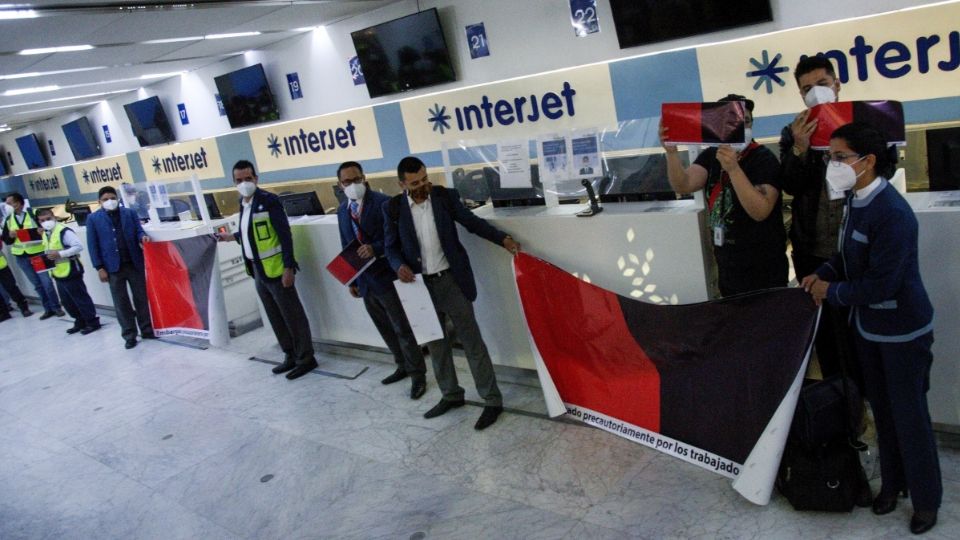 CONTROLADOS. Los mostradores de aeropuertos de CDMX, Toluca y Cancún fueron tomados. Foto: Cuartoscuro