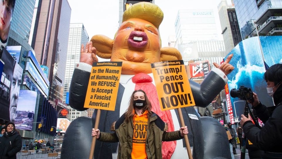 REPUDIO. En la ciudad de Nueva York hubo muestras de rechazo al aún presidente Donald Trump. Foto: AFP