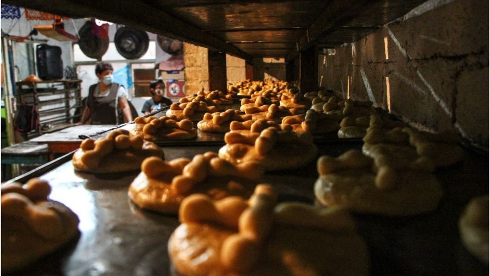 Panes de muerto recién horneados en la panadería (Foto: Cuartoscuro)