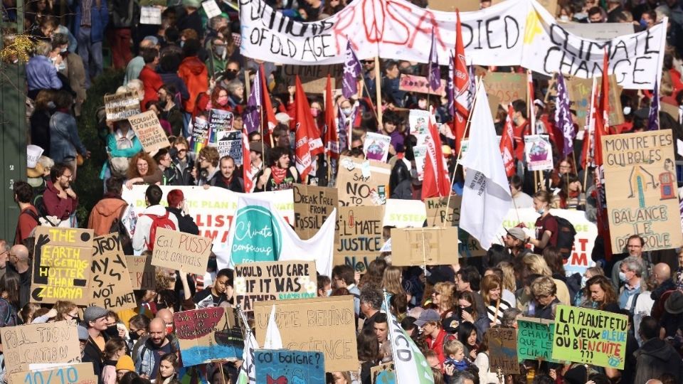 BÉLGICA. Activistas hicieron presión de cara a la reunión de la COP26 que se celebra a fin de mes. Foto: AFP