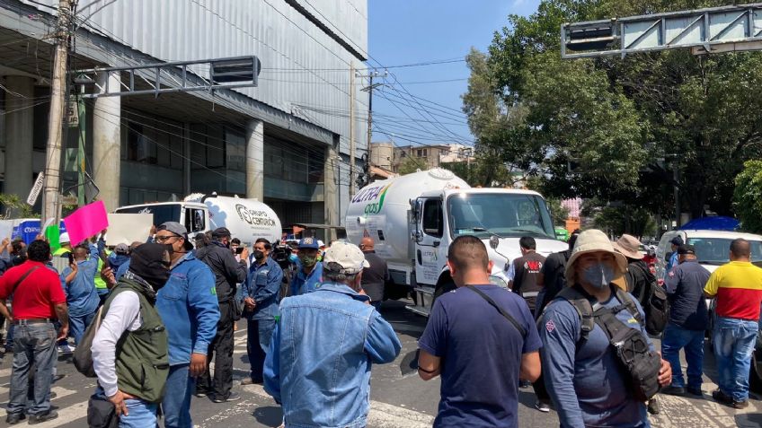 Roces entre policías y gaseros generan caos en Insurgentes Sur