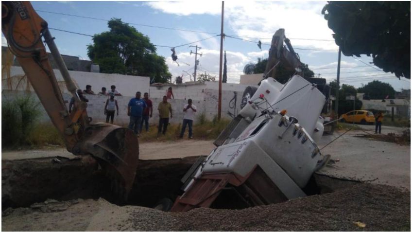 Socavón se traga a un camión torton en Torreón