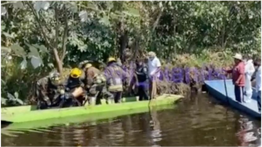 Bomberos rescatan cadáver que flotaba en canales de Xochimilco | VIDEO