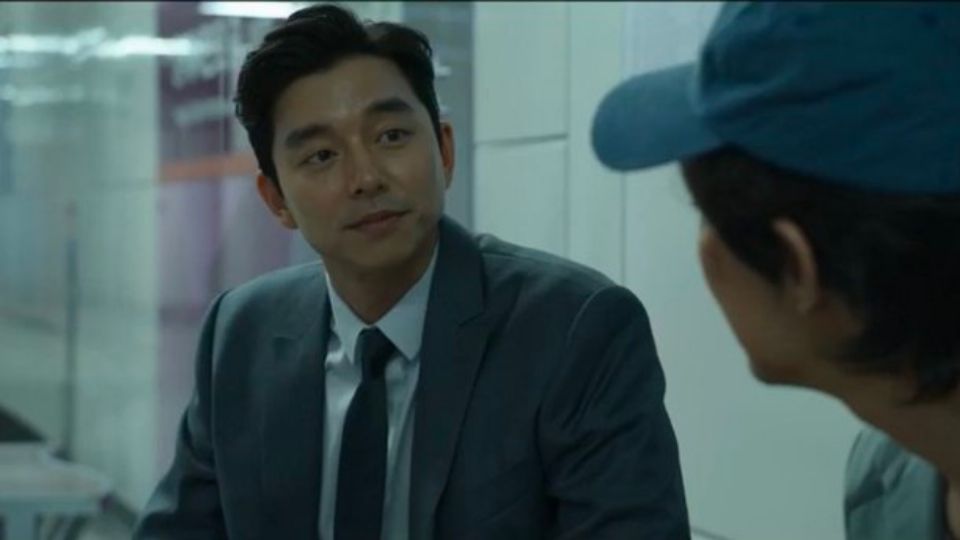 El personaje de Gong Yoo es el encargado de reclutar participantes para El Juego del Calamar. Foto: Especial