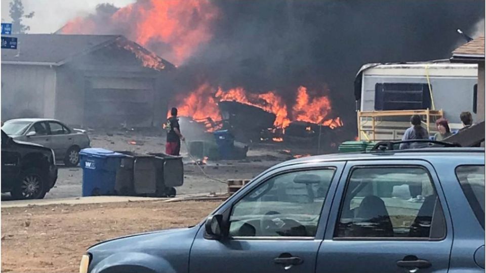 La avioneta se incendió después del impacto
(Foto: Twitter @ouijacorn)