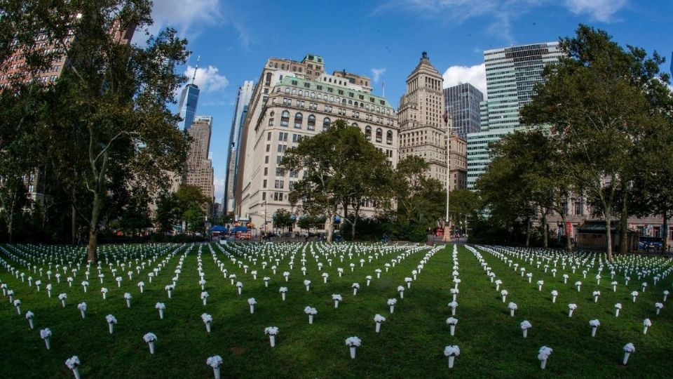 ENOJO EN NY. Más de mil jarrones representan a los asesinados en esa urbe en 2020. Foto: AP