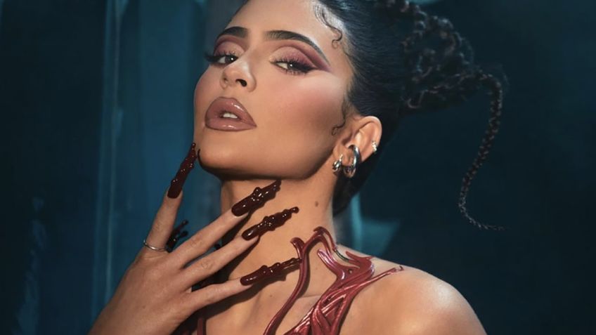 Kylie Jenner ESPANTA a todos sus seguidores al posar llena de sangre para promocionar su maquillaje