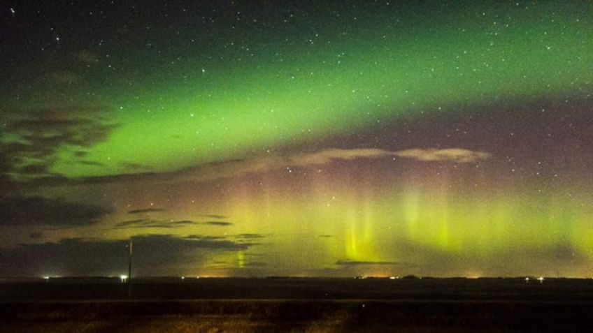 Las impactantes fotos de las auroras boreales que iluminaron el cielo de EU, Canadá y Reino Unido