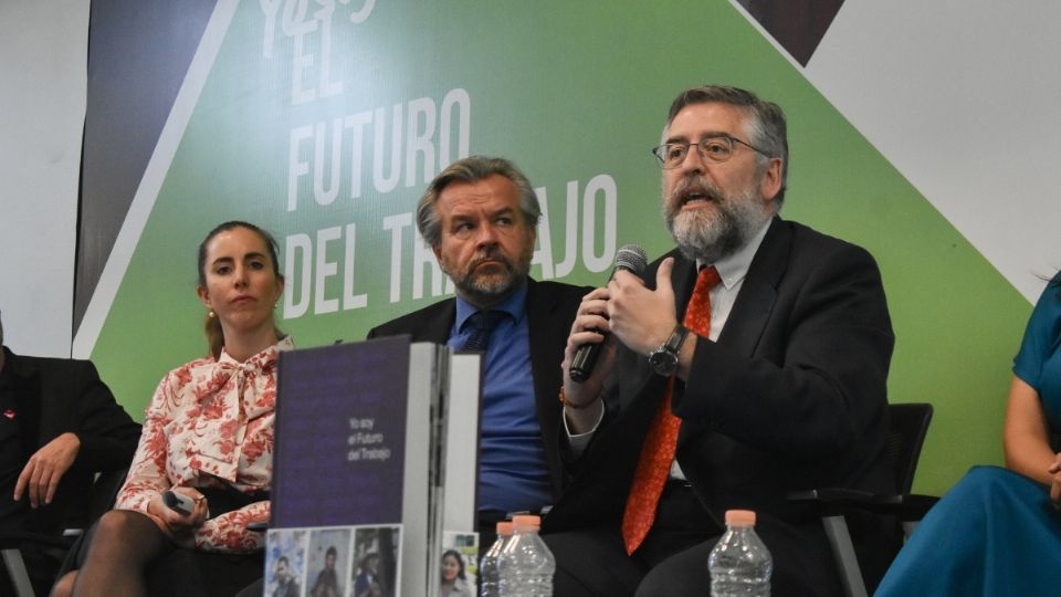 CLAVE. Alejandro Salafranca (der.), durante los debates del futuro del trabajo. Foto: Especial