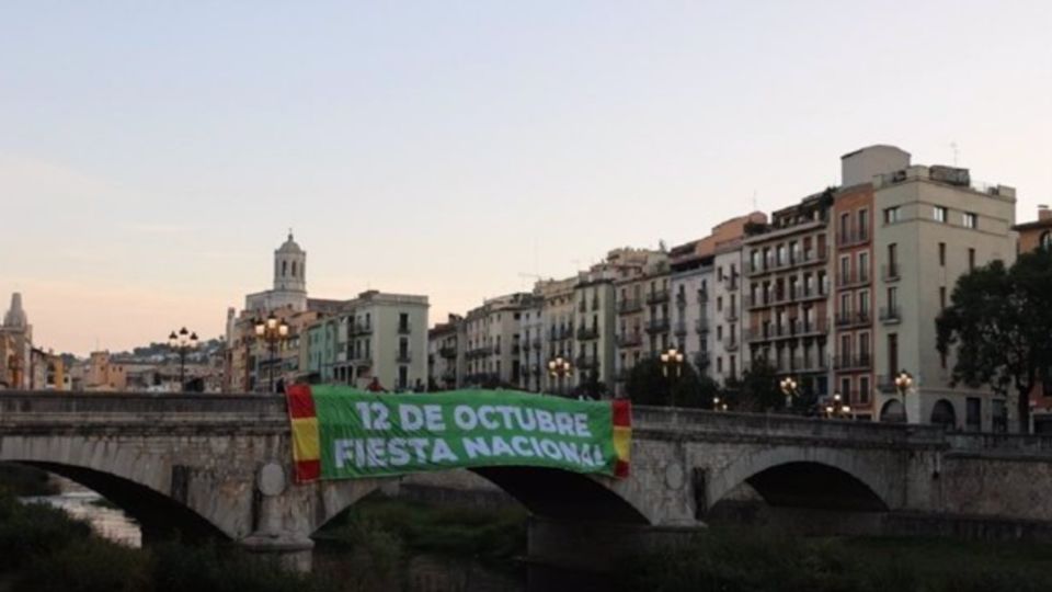 La manta fue desplegada sobre el Ponte de Pedra en Girona. FOTO: Twitter