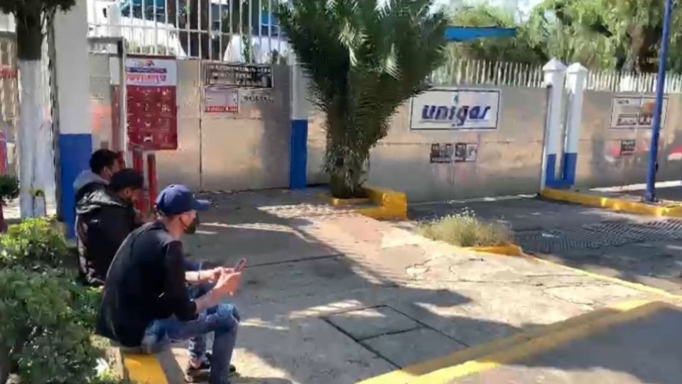 Imagen de los empleados de Unigas en la puerta de sus instalaciones. Foto: Especial