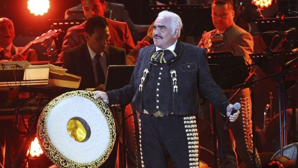 Vicente Fernández fue ovacionado por miles de personas en el Estadio Azteca.  Foto: Cuartoscuro