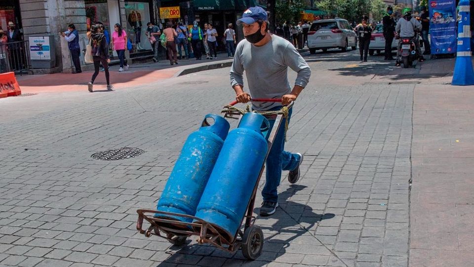 Persona acude a compar dos tanques de gas ante el desabasto del combustible. Foto: Cuartoscuro