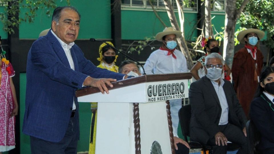 El gobernador entregó obras de remodelación en el Colegio de Bachilleres de Chilpancingo. Foto: Especial