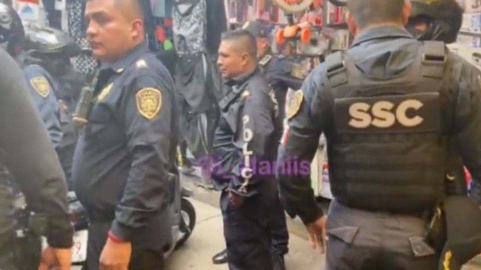 La policía llegó al lugar para comenzar con las indagatorias. Foto: Captura de pantalla