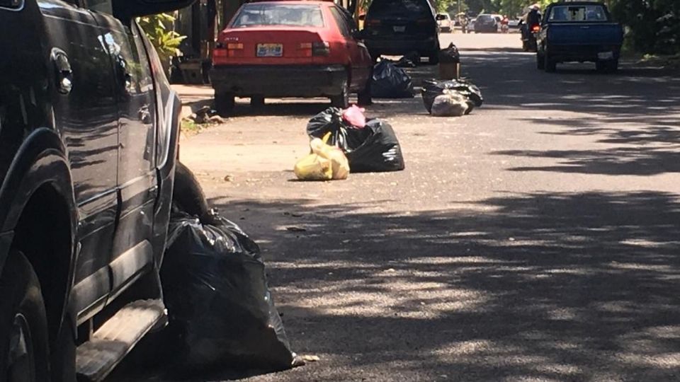 Calles de la capital del estado lucieron con bolsas de basura. Foto: Especial