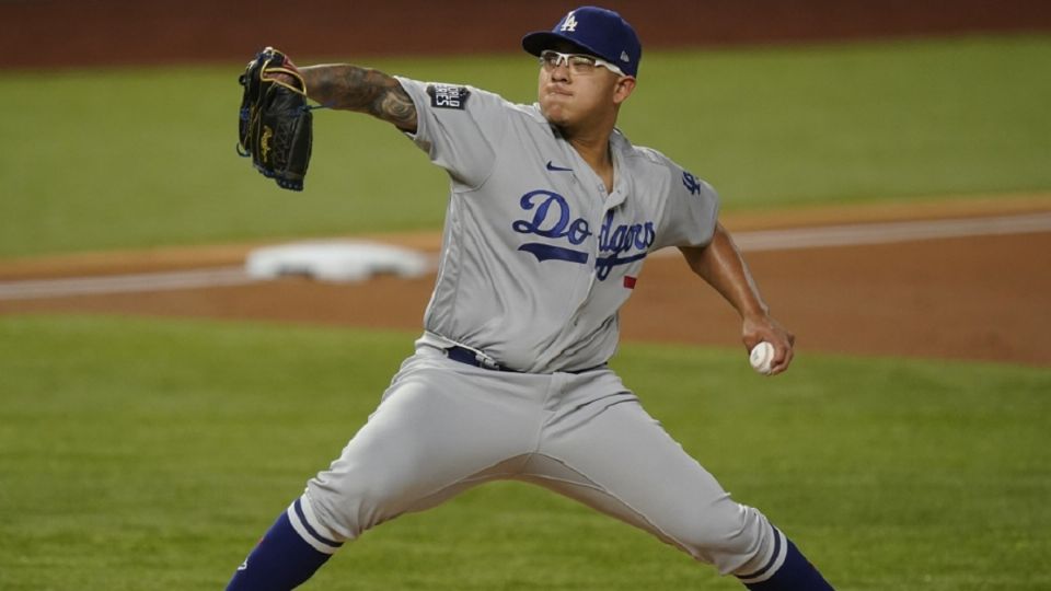 Julio Urías motiva a su ofensiva para jugarse el pase a la NLCS. Foto: AP
