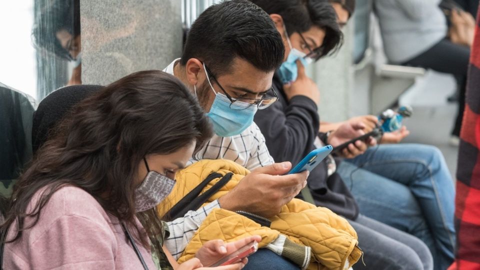 OBJETIVOS. Los que mantienen la atención en el teléfono, mientras caminan, son los objetivos principales. Foto: Cuartoscuro