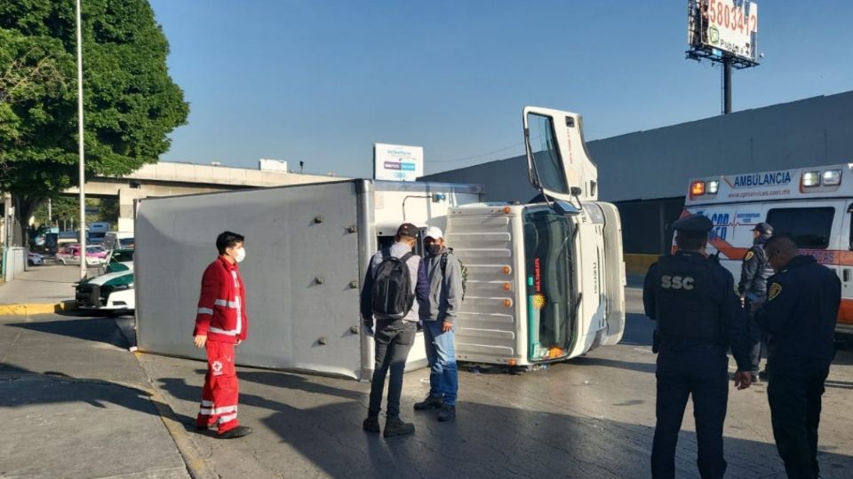 La camioneta transportaba 5 toneladas de huevo. Foto: TW: @BookerCDMX