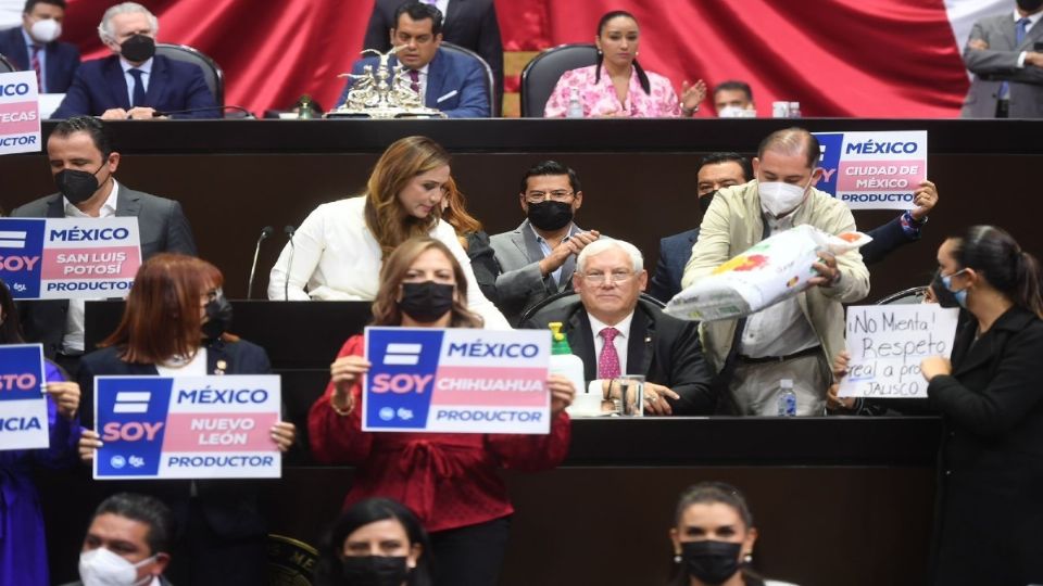 La legisladora panista Sonia Rocha entregó al funcionario un fertilizante y un plaguicida. Foto: Elia Castillo e Iván E. Saldaña