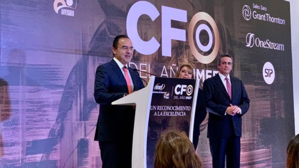 Durante la ceremonia de entrega del CFO del Año IMEF, llevada a cabo en el Club de Industriales Polanco, Ángel García-Lascurain, presidente nacional del IMEF, comentó que el Instituto, al ser un referente de conocimiento, investigación, difusión y mejores prácticas de gestión financiera y económica. FOTO: ESPECIAL