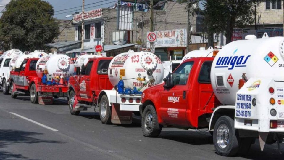 De acuerdo con los afectados, los repartidores, quien suman tres días de paro en el Valle de México, están entorpeciendo la distribución del energético a vecinos y negocios en esos centros sin que exista la intervención de la Guardia Nacional. FOTO: ESPECIAL