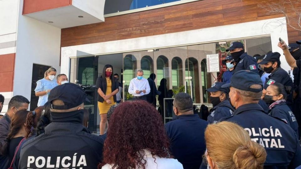 Policías de Colima se manifiestan frente al Congreso por falta de pago (Foto: Especial)