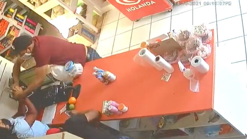 Oaxaca: Así asaltaron dos hombres a una mujer en tienda de abarrotes | VIDEO