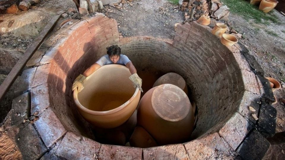 TIERRA Y FUEGO. La elaboración de artesanías es la principal actividad de la comunidad de Asunción Ixtaltepec. Foto: José Luis López