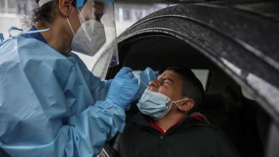 A la fecha el país lleva once semanas consecutivas en descenso sostenido de todos los indicadores de la pandemia, señaló el funcionario. FOTO: ESPECIAL