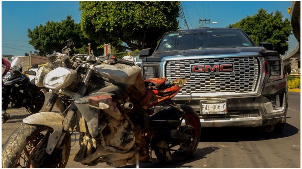 La camioneta arrastró por varios metros al atacante junto con esta motocicleta, hasta llegar al AICM
(Foto: Cuartoscuro)