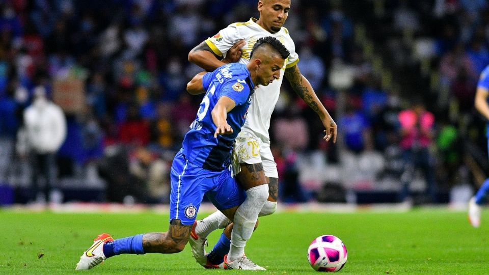 Intenso juego en el AZTECA (Foto: @cruzazul)