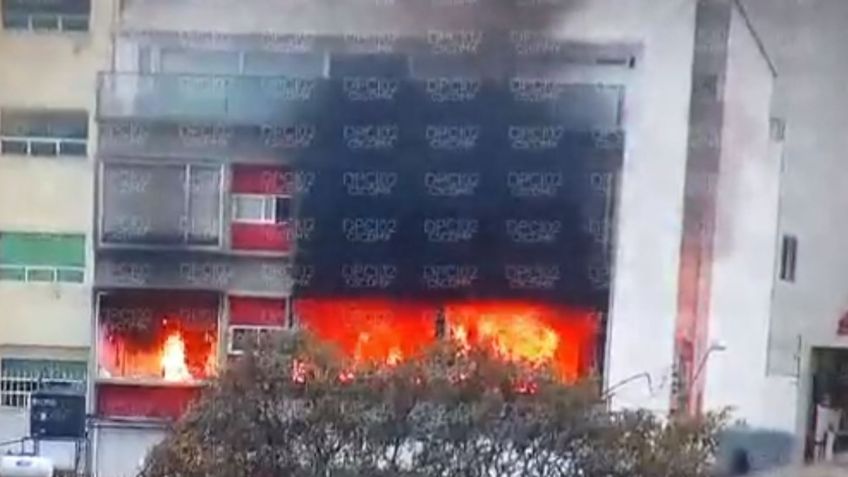 Incendio consume edificio en Lomas de Chamizal, Cuajimalpa: VIDEO