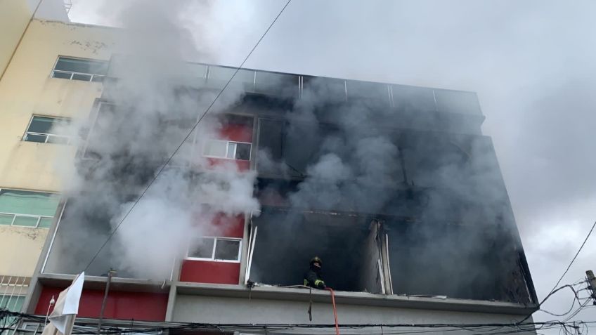 Incendio Lomas de Chamizal: Bomberos salvan a un hombre de la tercera edad y unos perritos