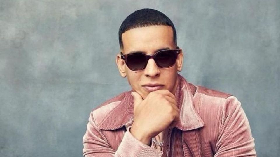 Daddy Yankee posando para la portada de Billboards. Fuente Instagram Mireddys González