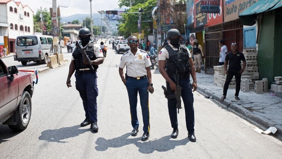 VIGILANCIA. Agentes de Policía patrullaron por una calle de Puerto Príncipe, luego del suceso. Foto: Reuters