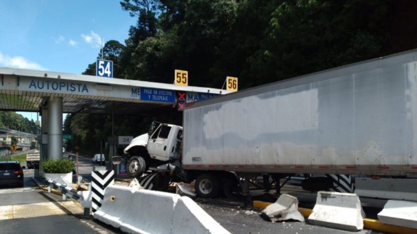 Trailer choca contra caseta en la autopista México - Toluca y genera caos, alternativas viales