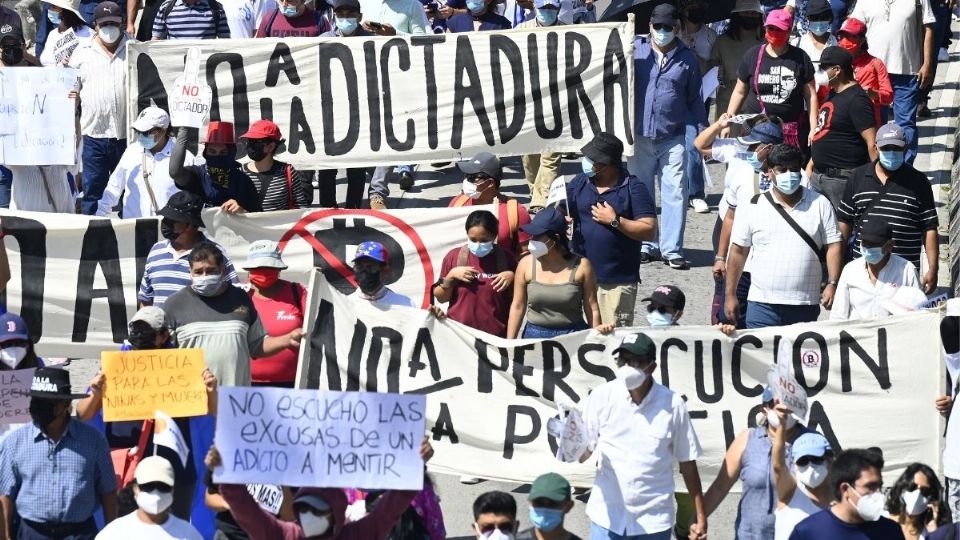 CAPITAL. La gente participó en una manifestación contra la circulación de bitcoin y otras medidas económicas. Foto: AFP