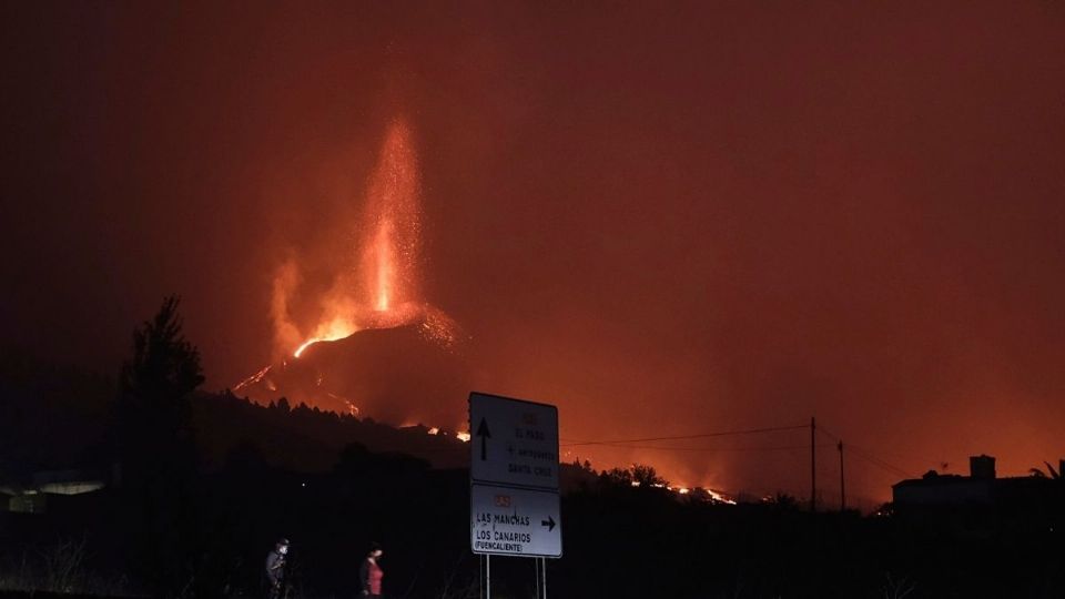 FUERZA. El coloso en España no ha dejado de expulsar lava desde que hizo erupción. Foto: AP