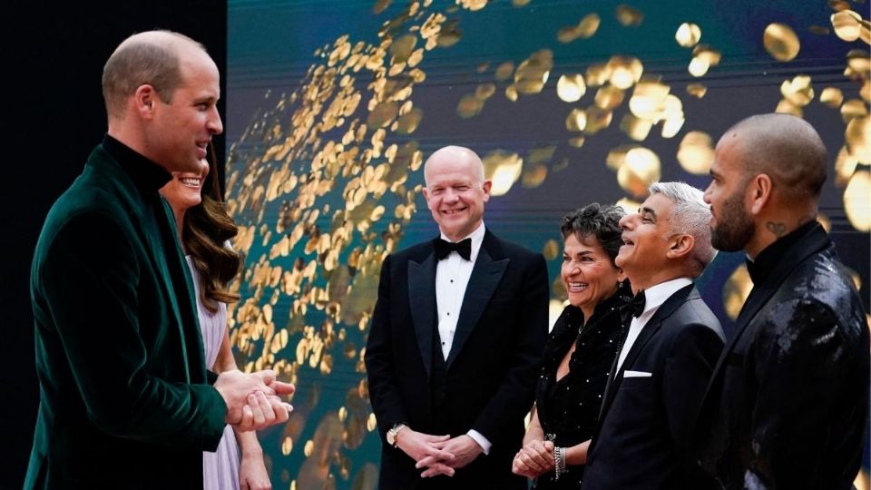 ANFITRIÓN. El duque de Cambridge conversó con los invitados. Foto: AFP