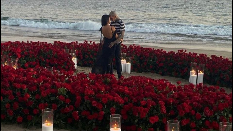 Kourtney le dijo que sí a Travis en medio de un corazón de rosas rojas. Foto: IG kourtneykardash