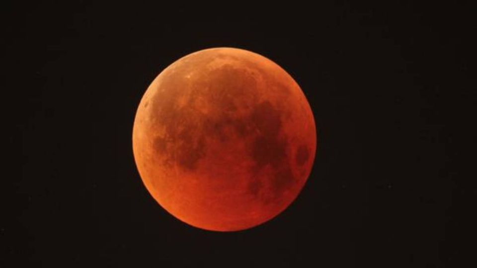 Durante toda una noche, la Luna resplandecerá con sus tonalidades rojizas. Foto: Especial