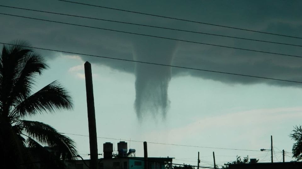 Este fenómeno meteorológico es conocido como 'Tromba Marina'