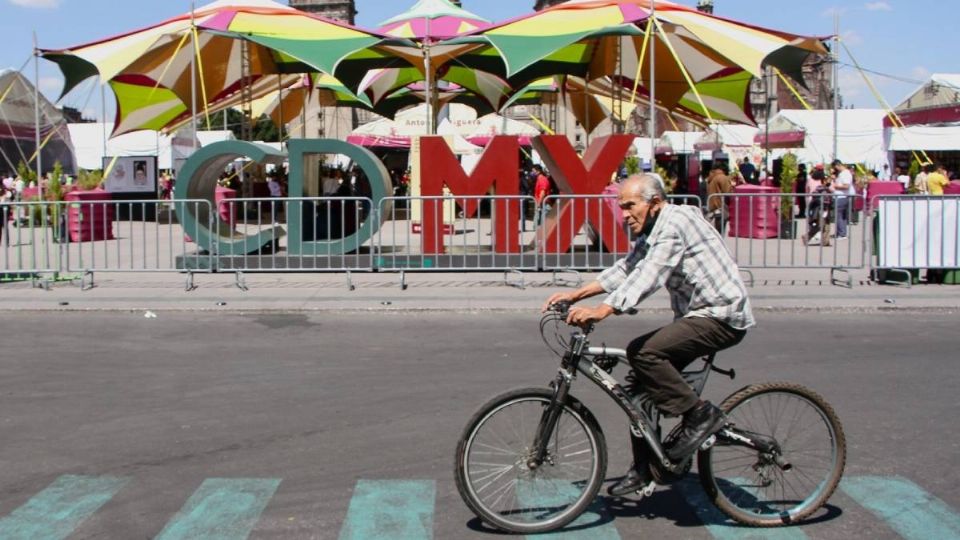 Aprende a andar en bicicleta en la CDMX. Imagen de archivo